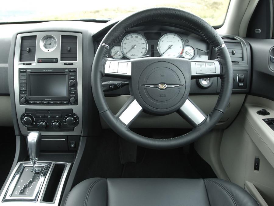  Chrysler 300C SRT8 2004 года  (UK) (фото 4 из 14)